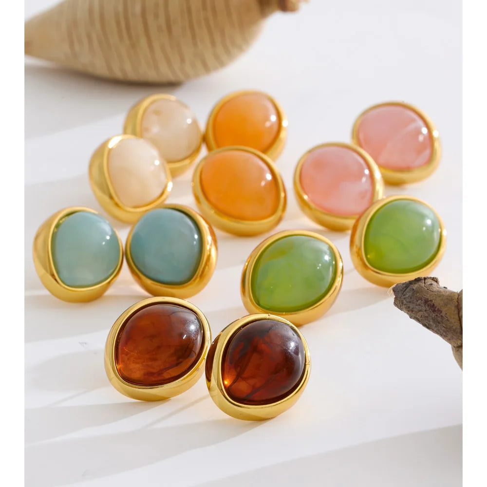 Resin multi-color geometric earrings in gold-plated stainless steel with resin.