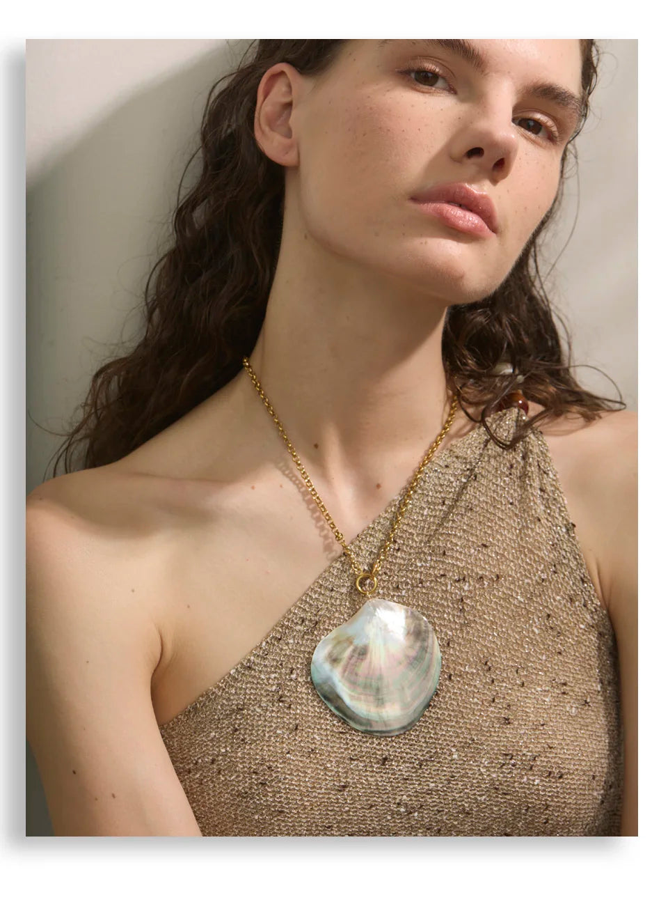 Pearl shell geometric necklace in gold-plated stainless steel with pearl and shell.