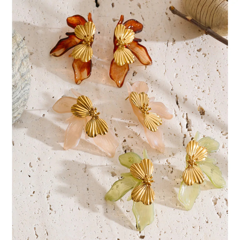 Resin acrylic earrings in gold-plated stainless steel with resin and acrylic.