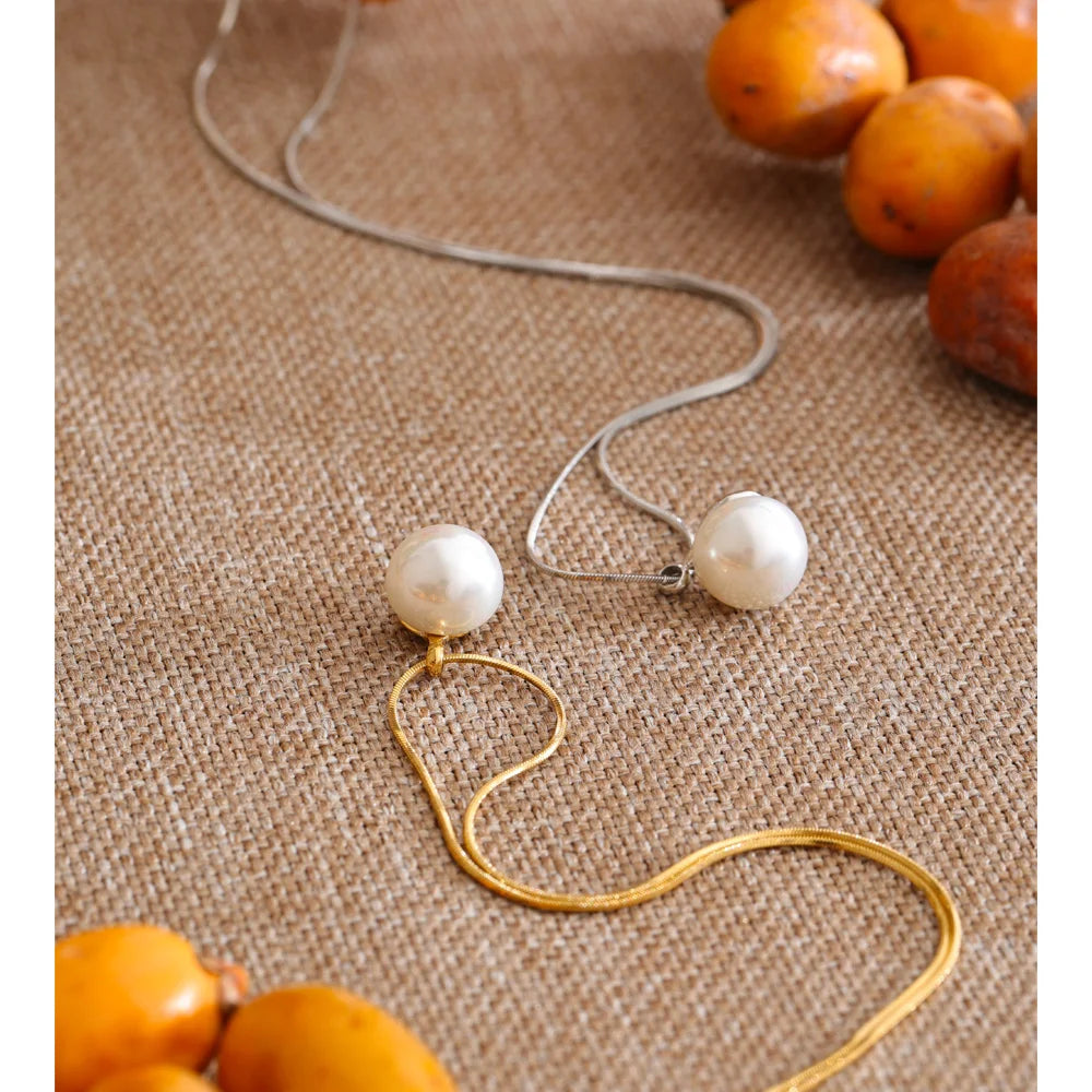 Pearl coin geometric necklace in gold-plated stainless steel with pearl.