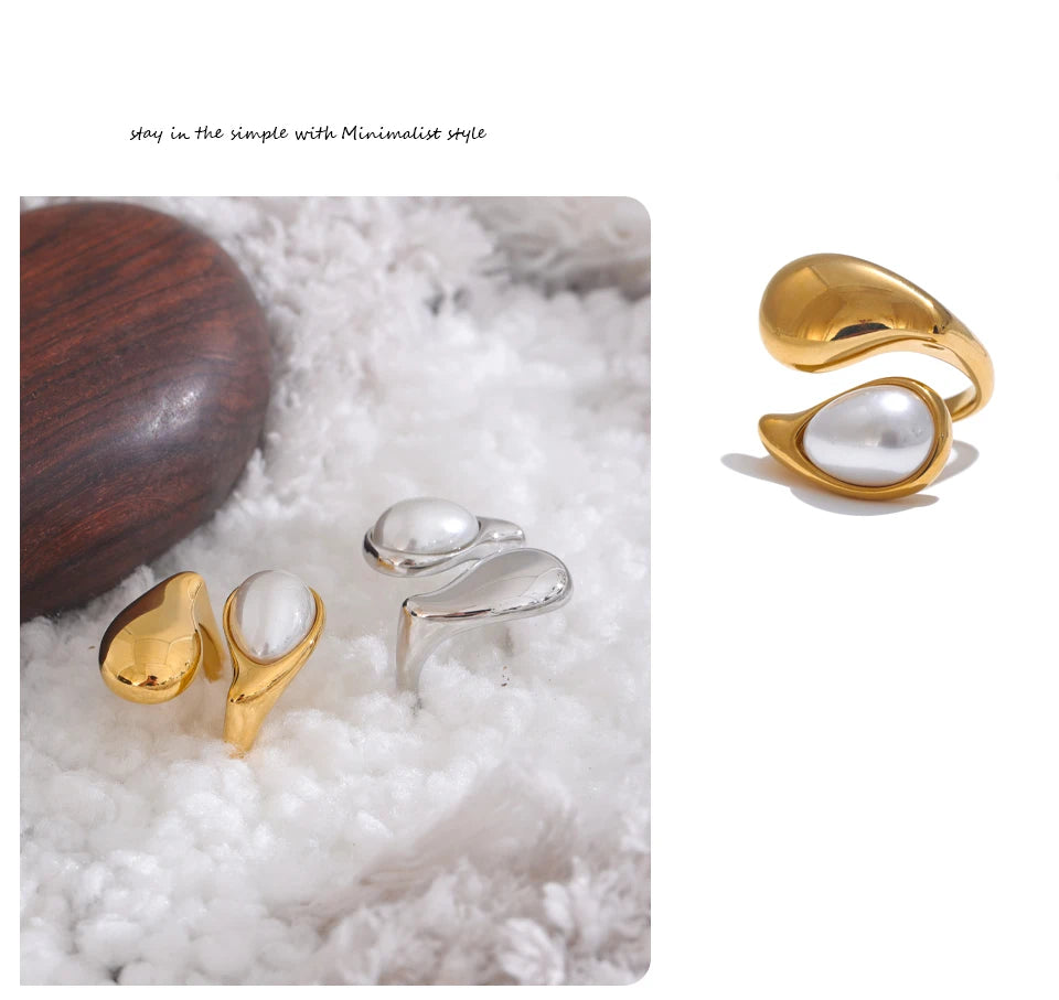Pearl geometric ring in gold-plated stainless steel with pearl.