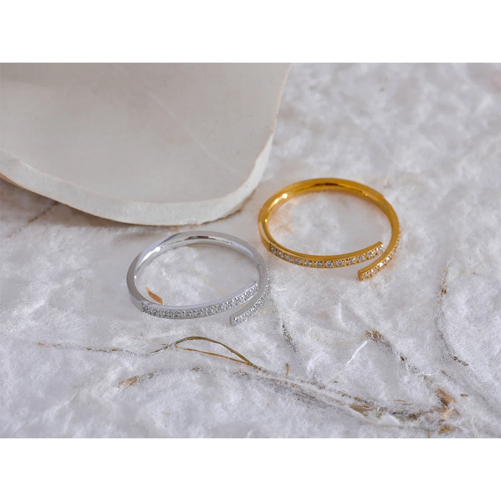 Cubic zirconia minimalist geometric ring in gold-plated stainless steel with cubic zirconia.
