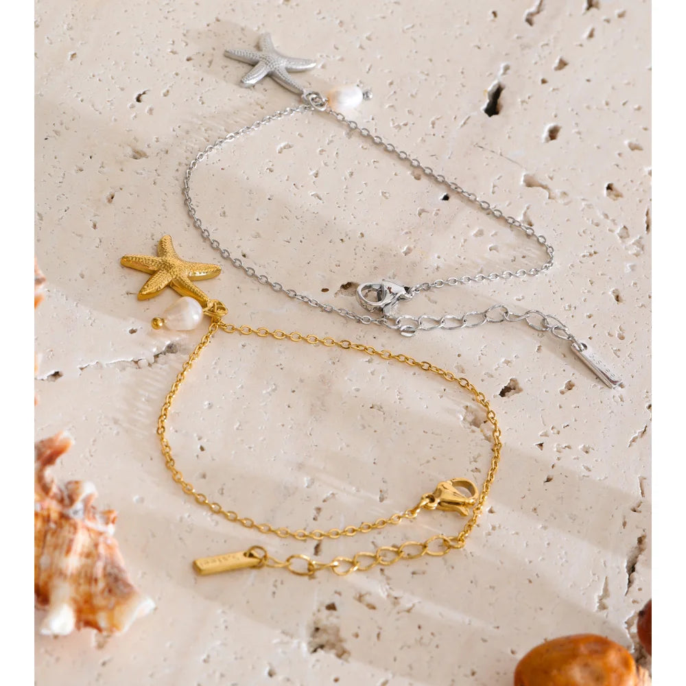 Freshwater pearl star geometric bracelet in gold-plated stainless steel with freshwater pearl.