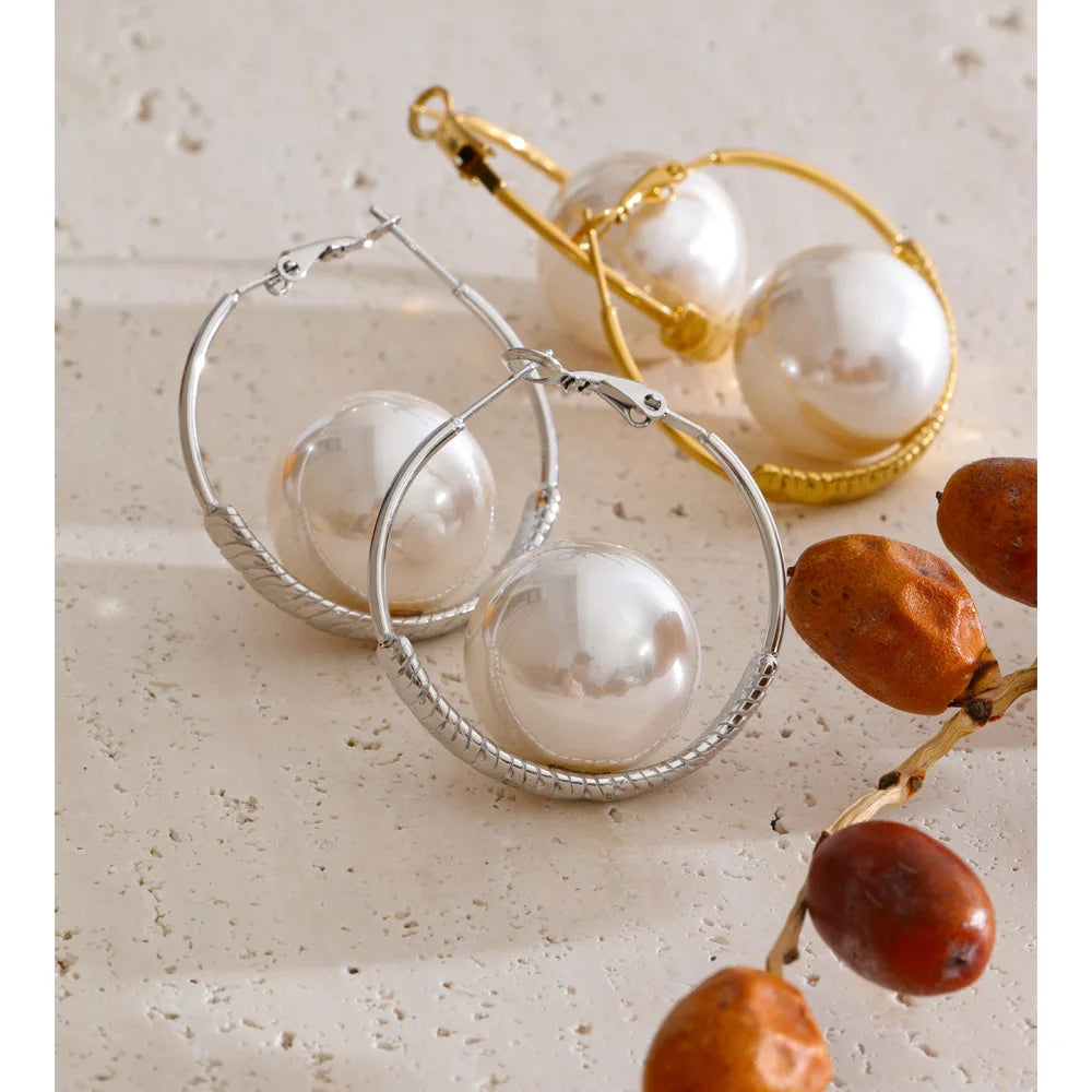 Pearl geometric earrings in gold-plated stainless steel with pearl.
