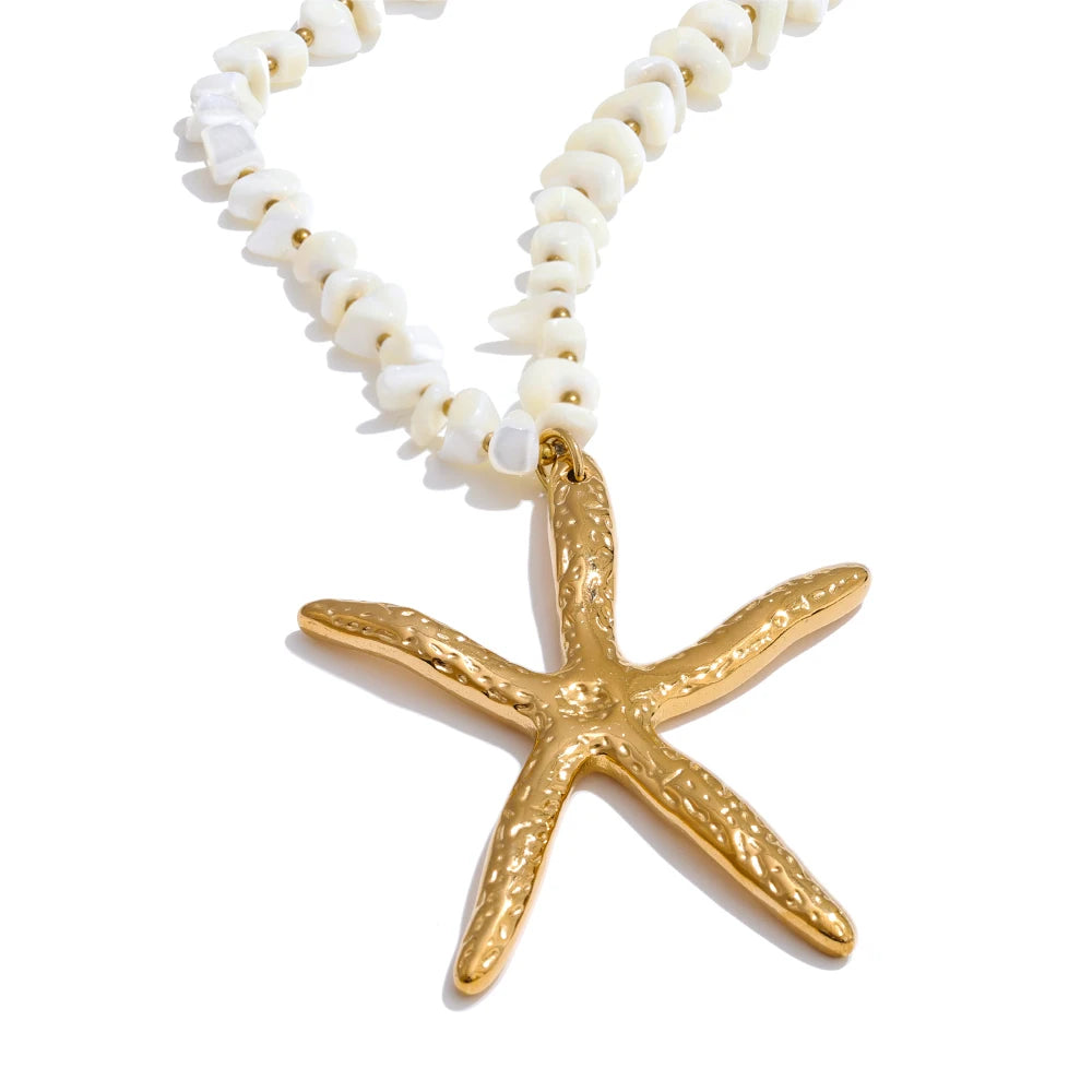 Shell star chain necklace in gold-plated stainless steel with shell.