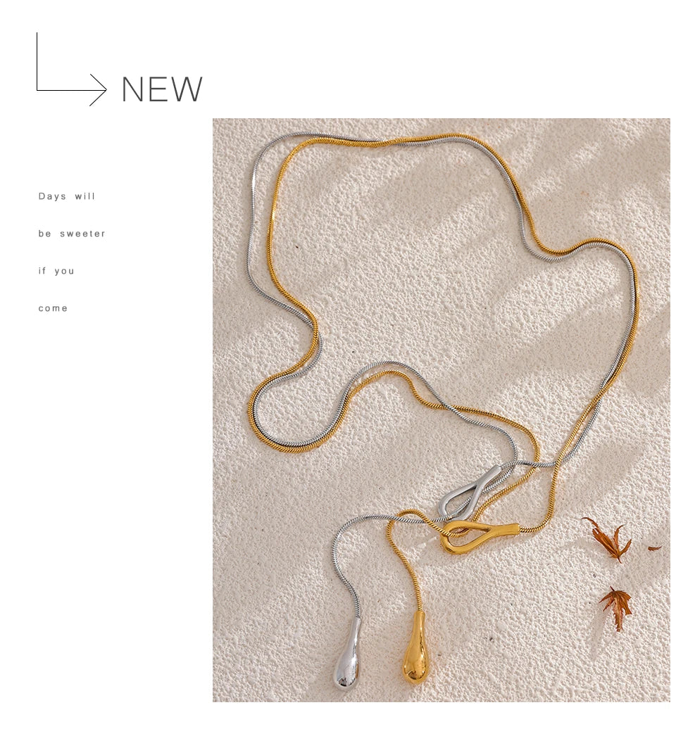 Geometric chain necklace in gold-plated 316L stainless steel.