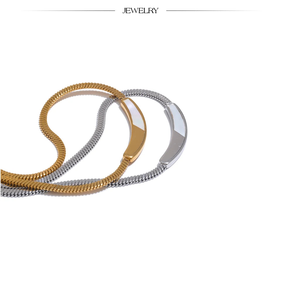 Shell geometric chain necklace in gold-plated stainless steel with shell.