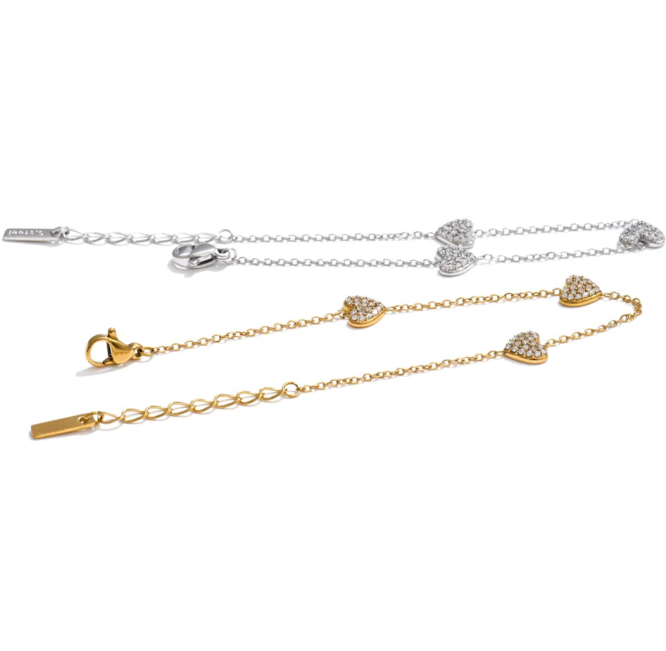 Cubic zirconia heart geometric necklace in gold-plated stainless steel with cubic zirconia.