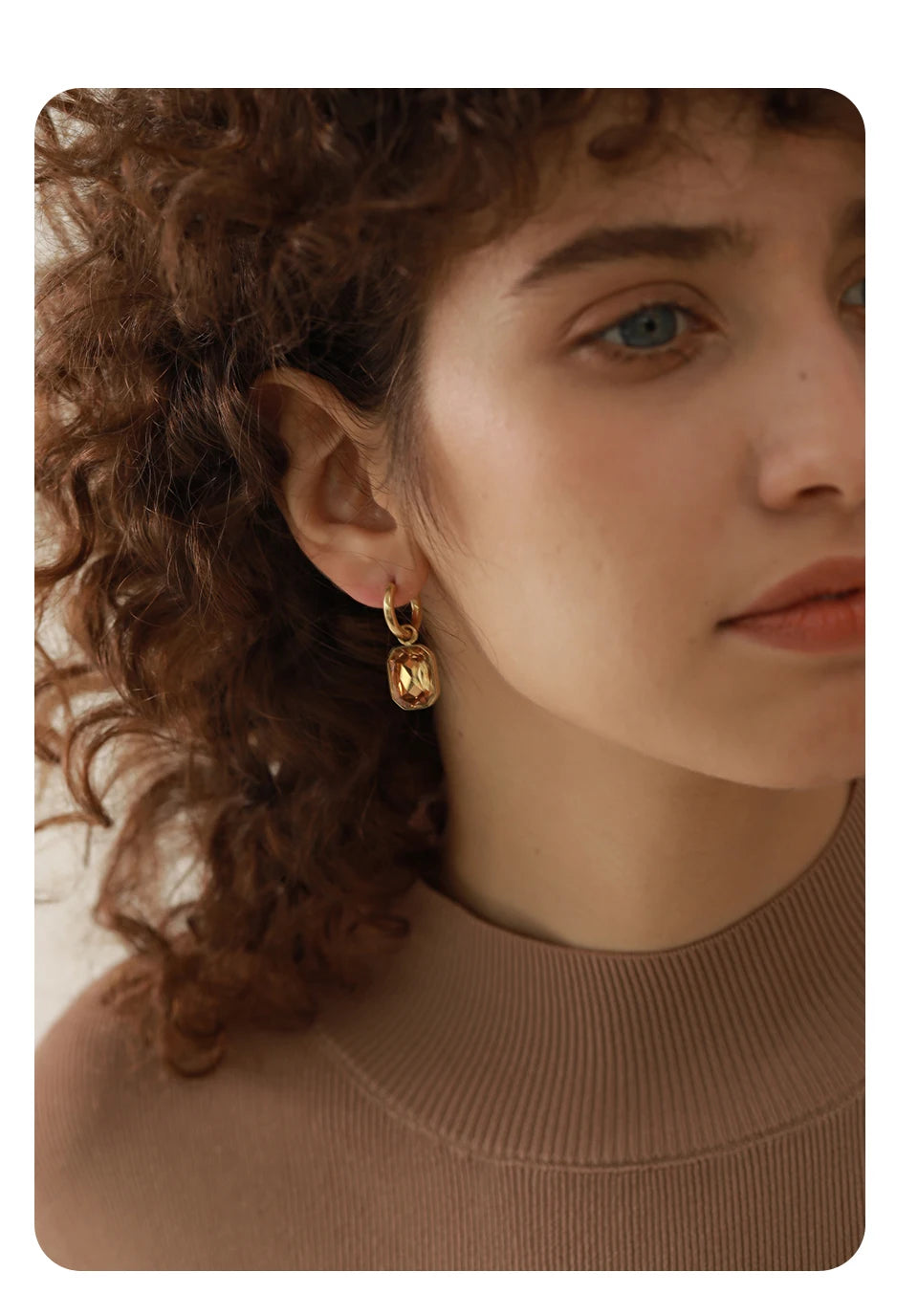 Green cubic zirconia geometric earrings in 18K gold-plated stainless steel with cubic zirconia.