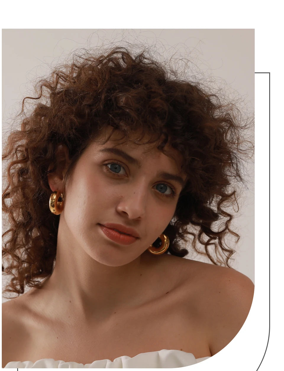 Minimalist geometric earrings in gold-plated stainless steel.