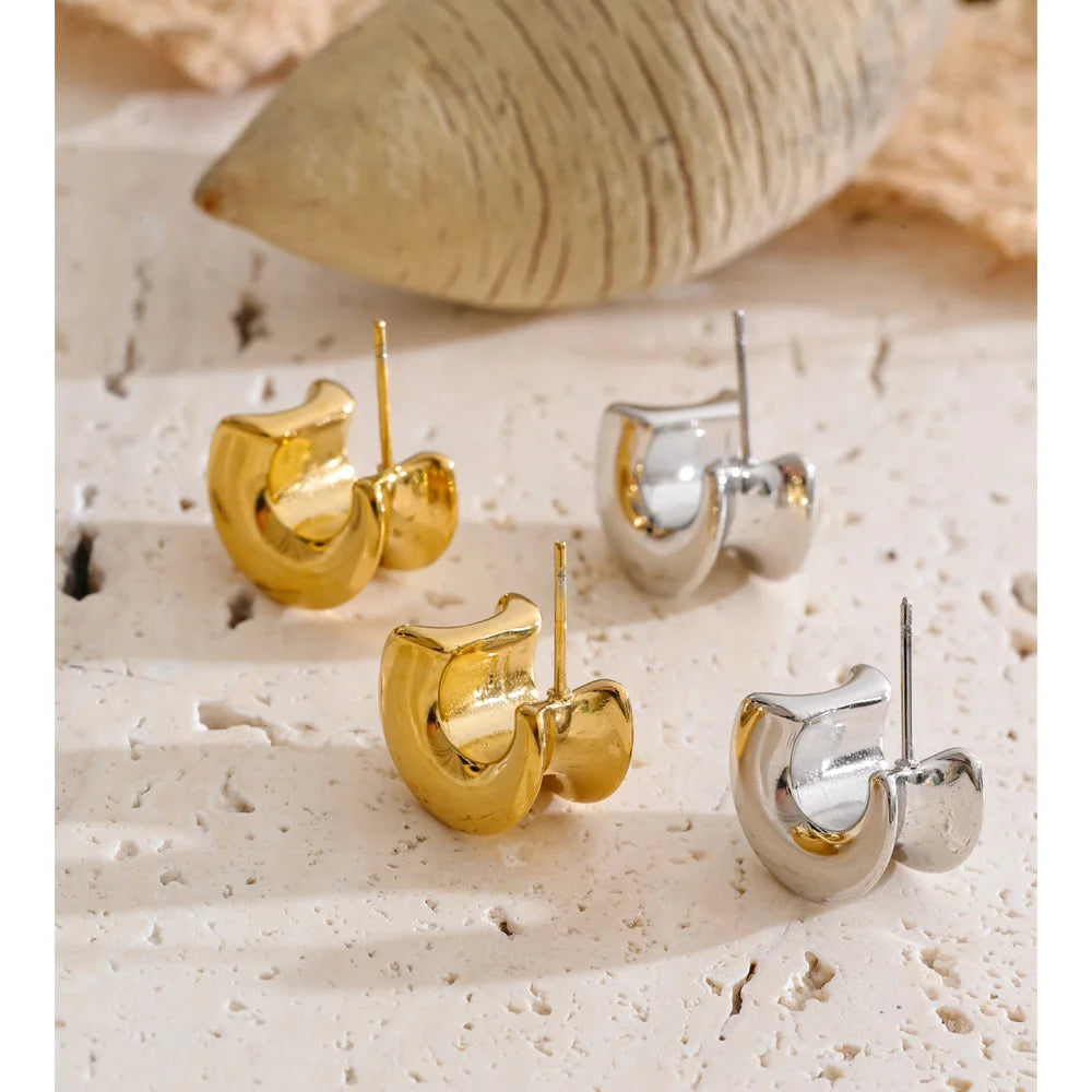 Geometric earrings in gold-plated stainless steel.