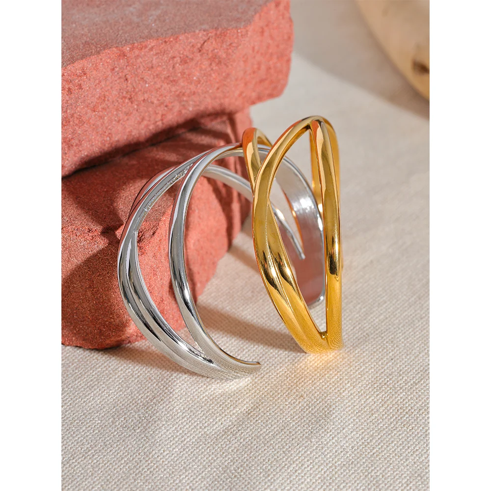 Minimalist geometric bracelet in gold-plated stainless steel.