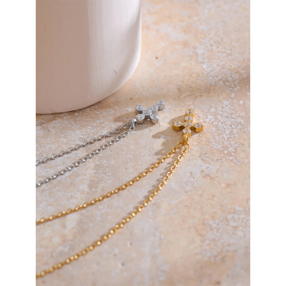 Cubic zirconia cross geometric necklace in gold-plated stainless steel with cubic zirconia.