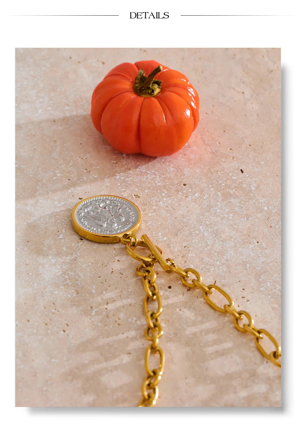 Geometric necklace in gold-plated stainless steel.