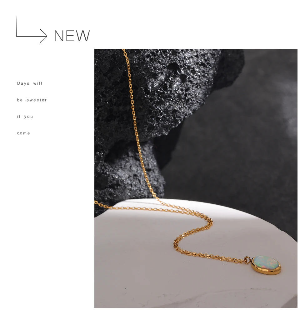 Natural stone minimalist geometric necklace in gold-plated stainless steel with natural stone.