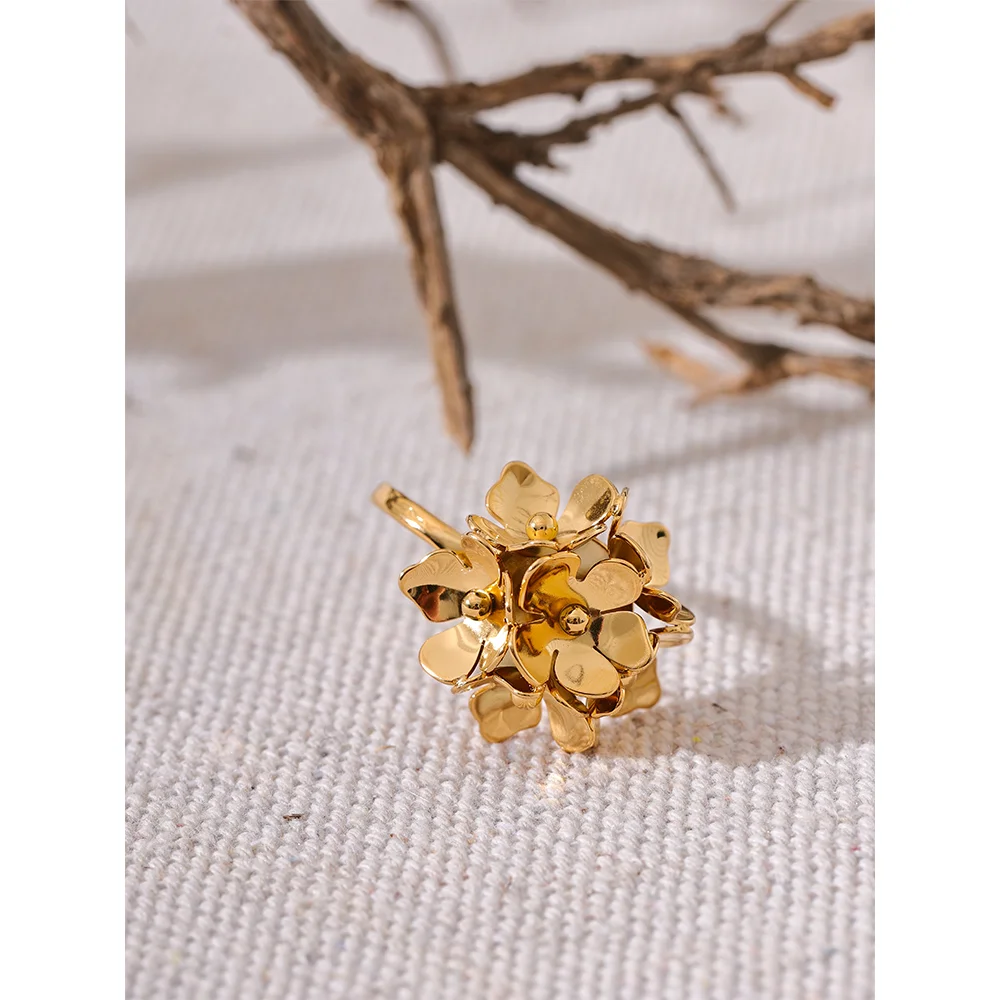 Flower ring in 18K gold-plated stainless steel.