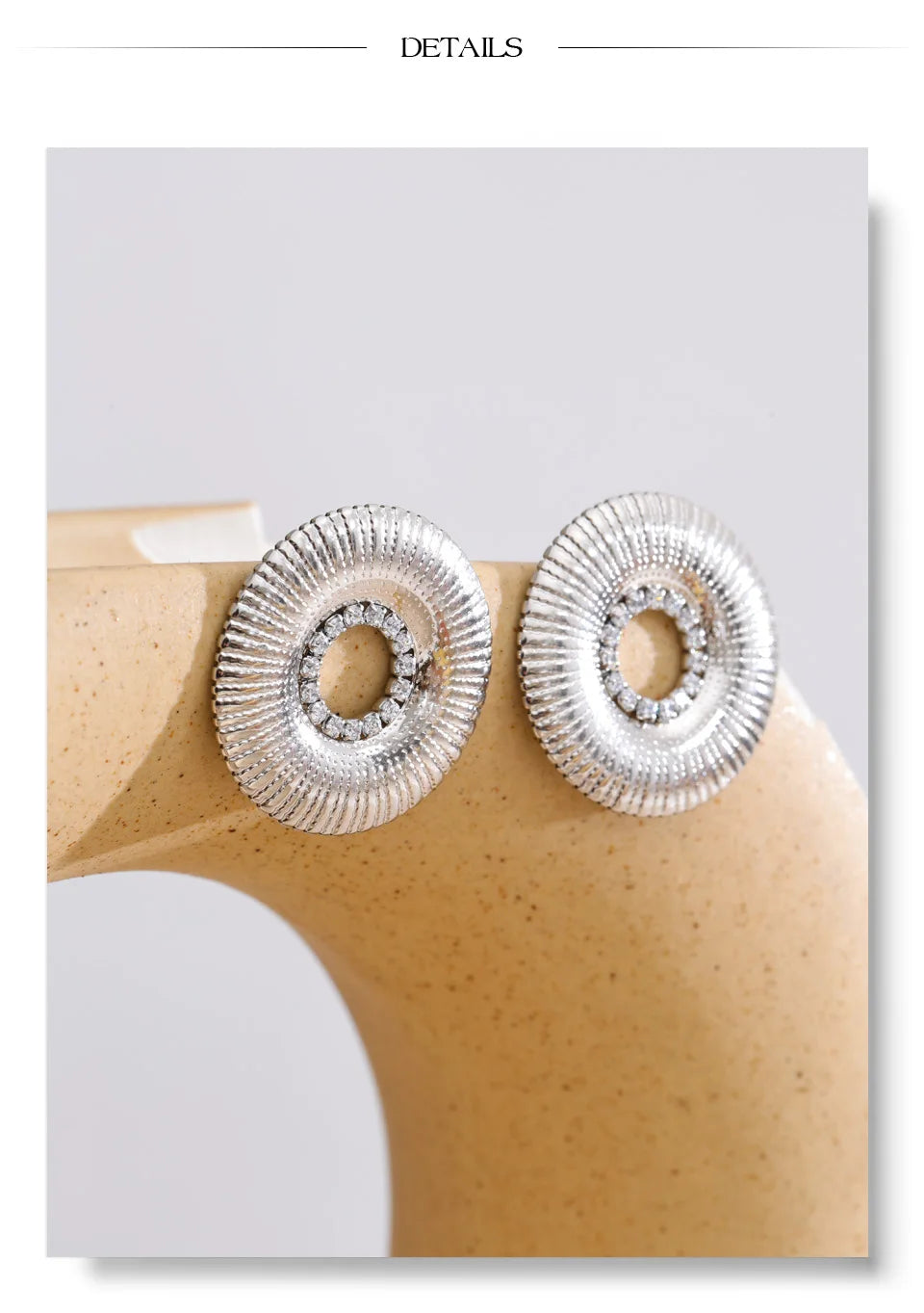 Cubic zirconia geometric earrings in gold-plated stainless steel with cubic zirconia.