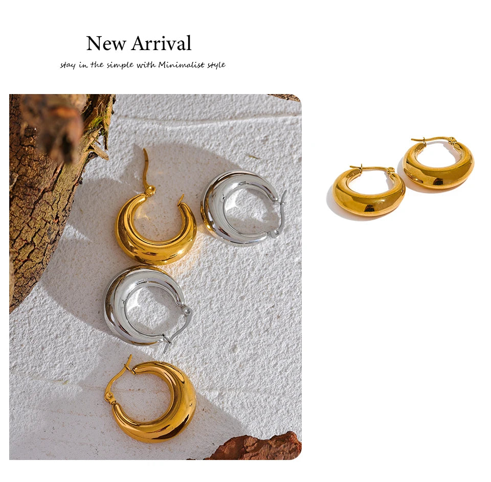 Hammered geometric earrings in 18K gold-plated stainless steel.
