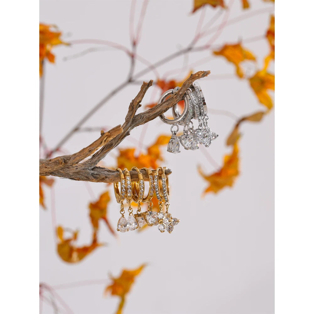 Cubic zirconia heart flower earrings in gold-plated stainless steel with cubic zirconia.