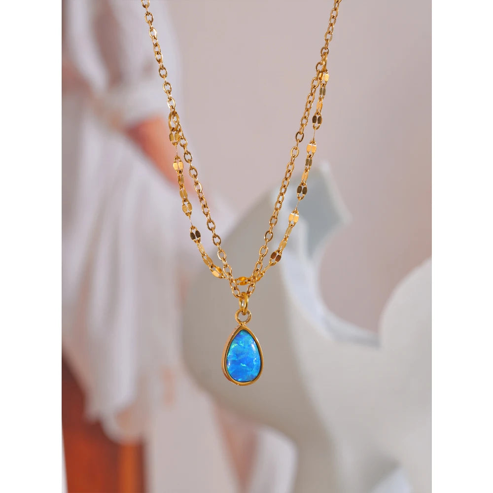 Blue natural stone geometric necklace in gold-plated stainless steel with natural stone.