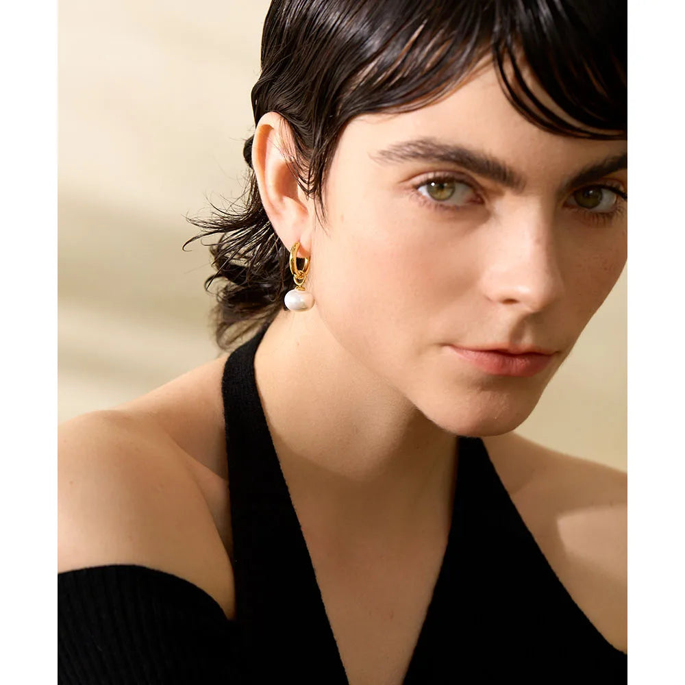 Pearl geometric earrings in gold-plated stainless steel with pearl.
