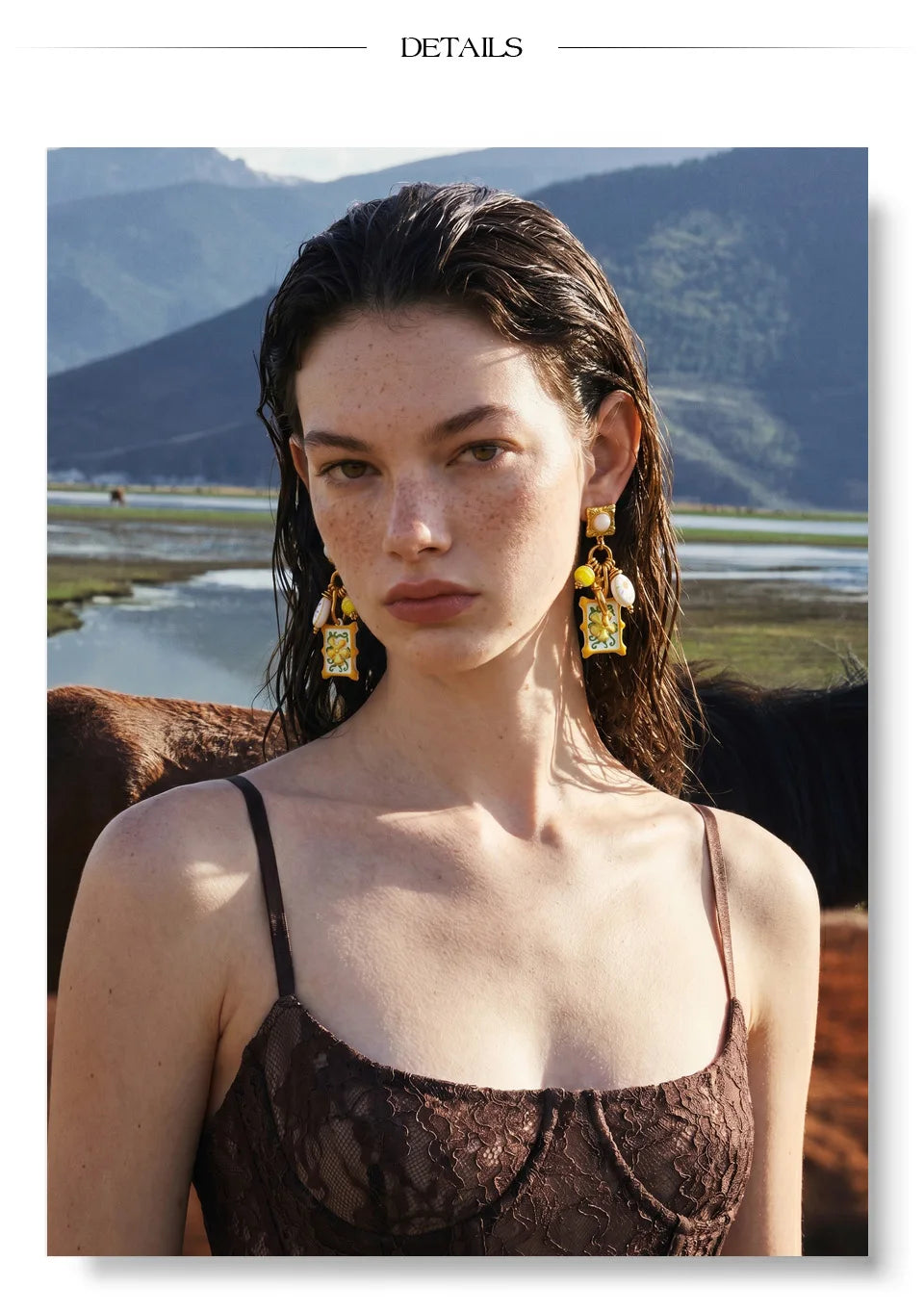 Enamel flower geometric earrings in gold-plated stainless steel with enamel.