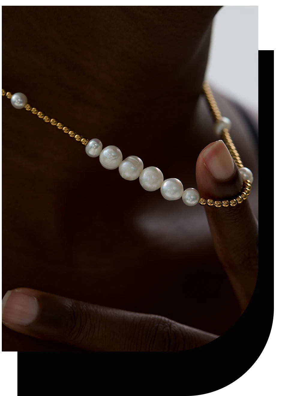 Freshwater pearl geometric necklace in gold-plated stainless steel with freshwater pearl.