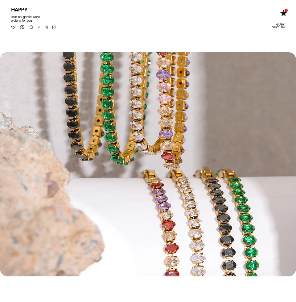 Cubic zirconia geometric necklace in gold-plated stainless steel with cubic zirconia.