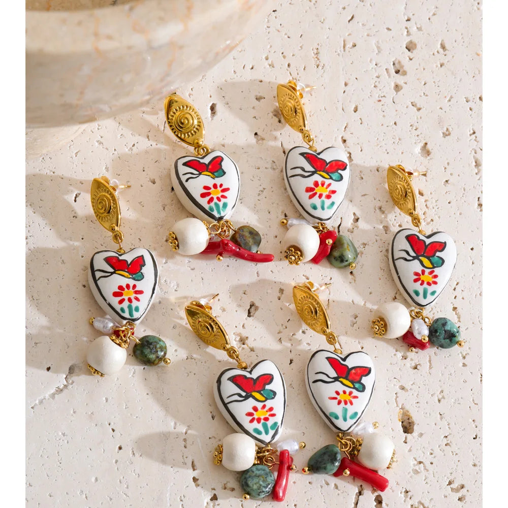 Pearl natural stone heart earrings in gold-plated stainless steel with pearl and natural stone.