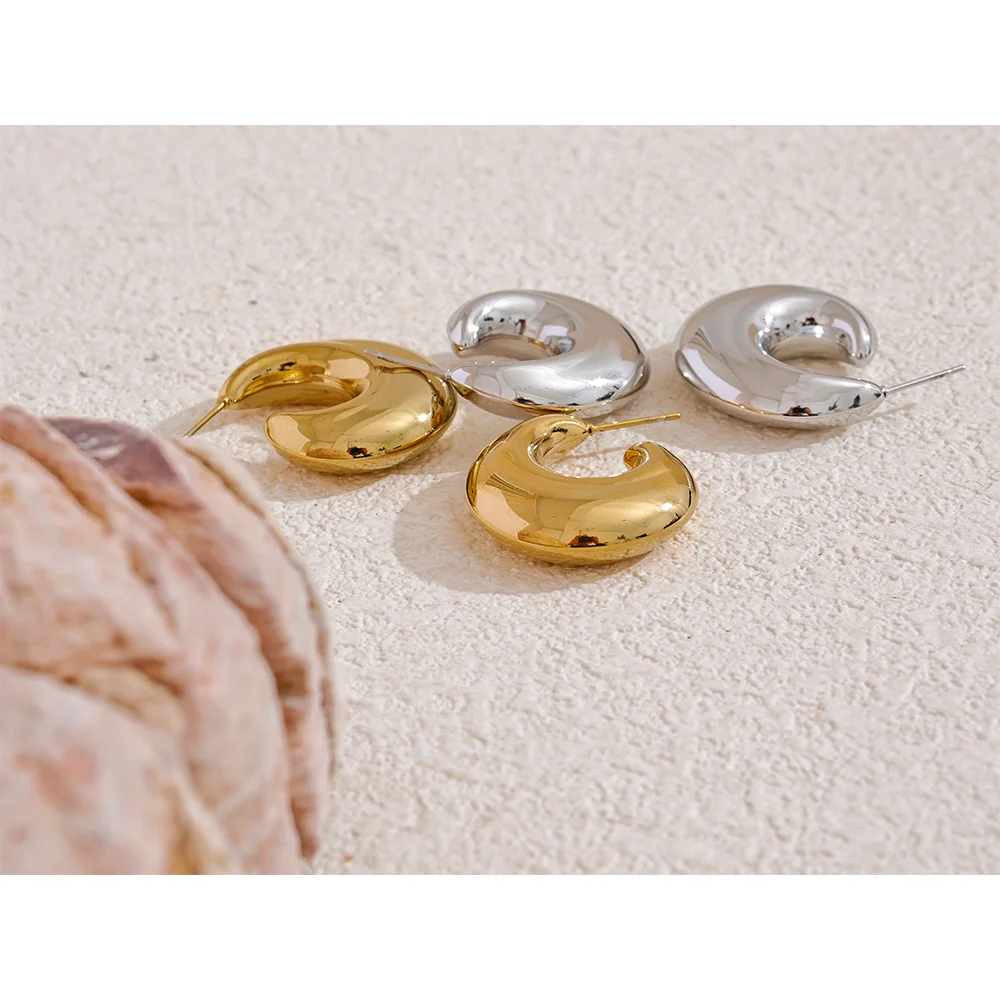 Geometric earrings in gold-plated stainless steel.