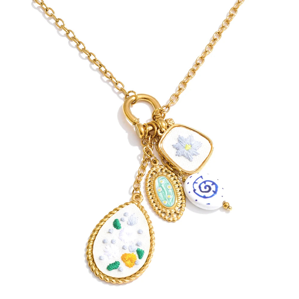 Flower necklace in gold-plated stainless steel.