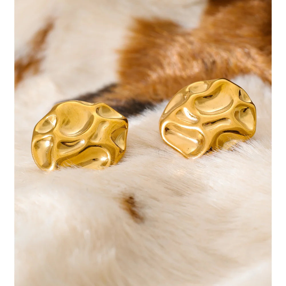 Hammered geometric earrings in gold-plated stainless steel.
