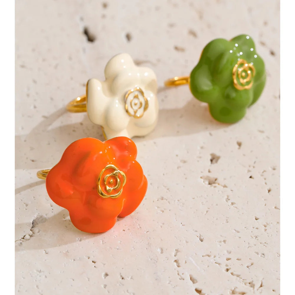 White enamel flower ring in 18K gold-plated stainless steel with enamel.