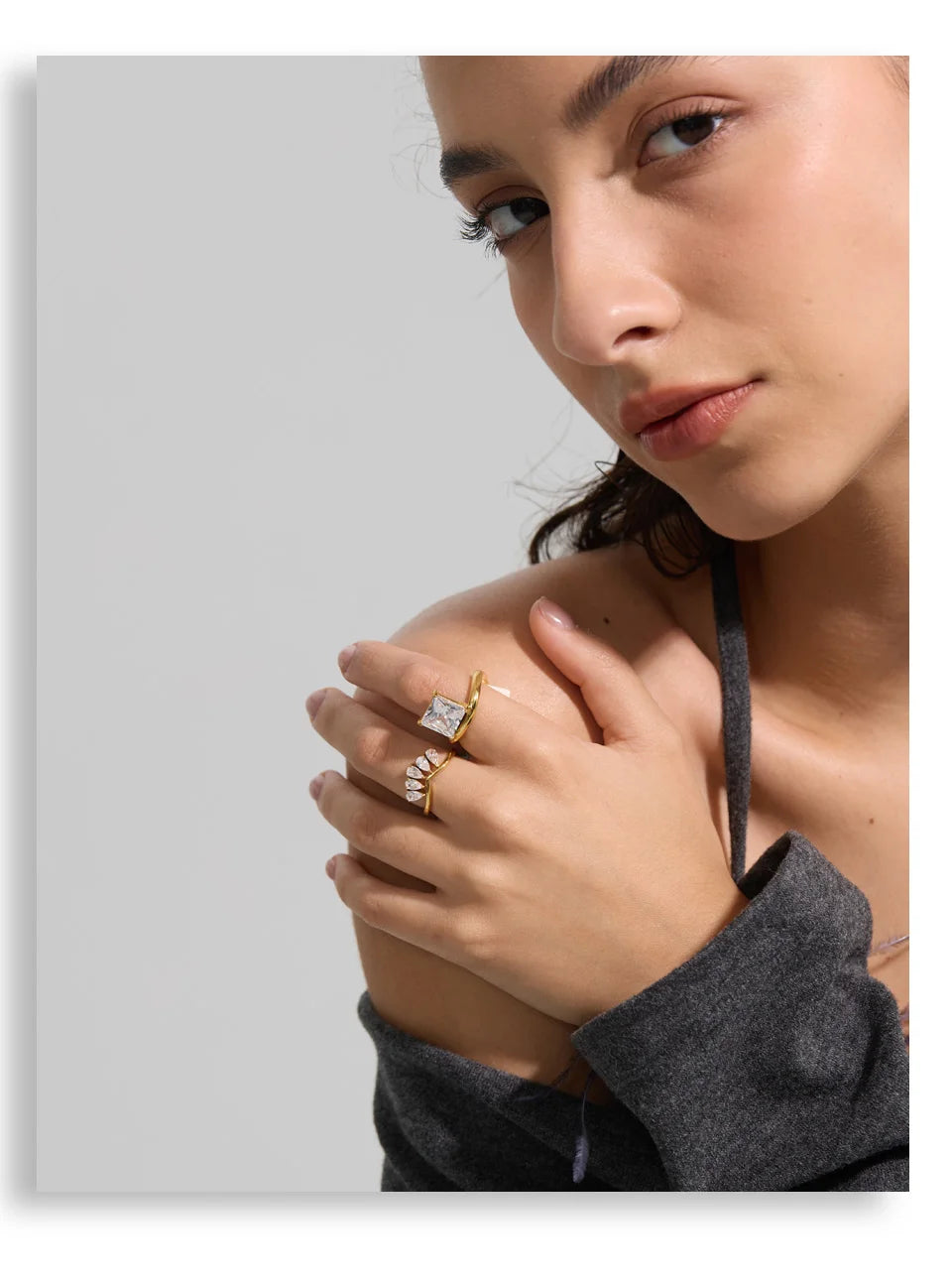 Cubic zirconia flower geometric ring in 18K gold-plated stainless steel with cubic zirconia.