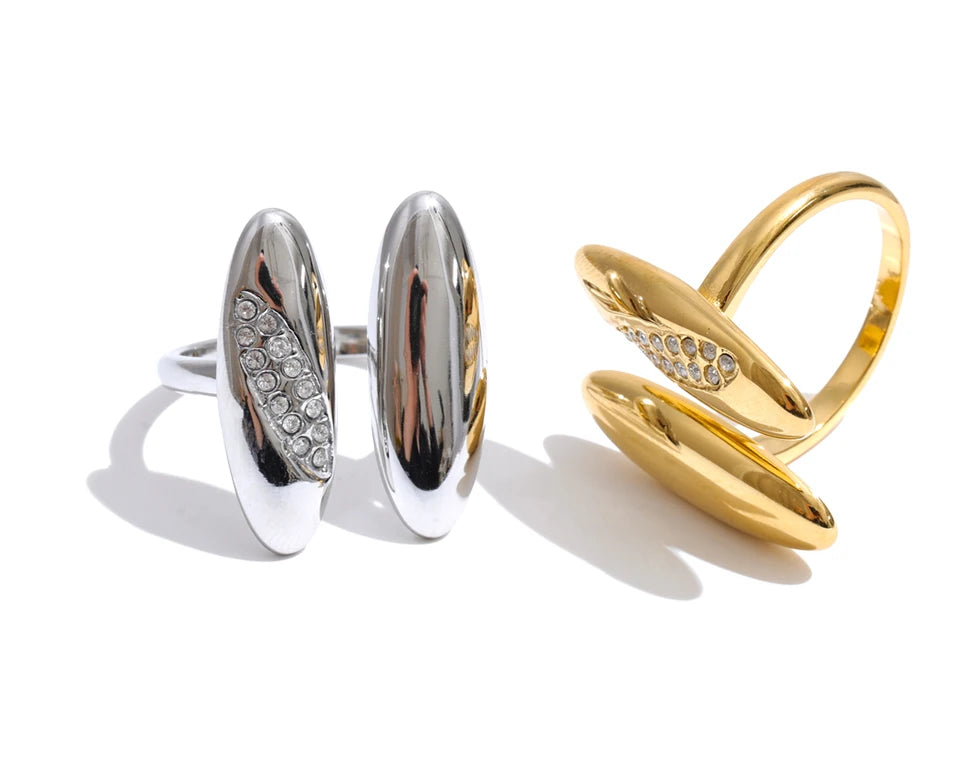 Cubic zirconia geometric ring in 18K gold-plated stainless steel with cubic zirconia.
