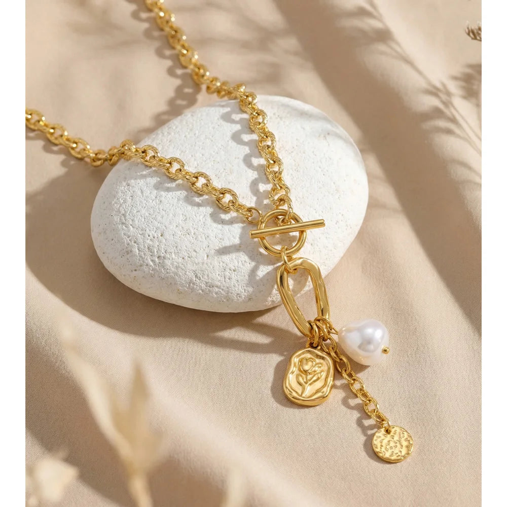 Pearl flower geometric necklace in gold-plated stainless steel with pearl.