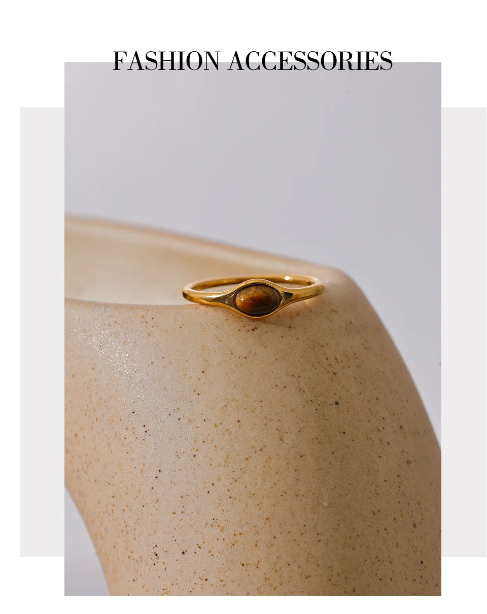 Natural stone geometric ring in 18K gold-plated stainless steel with natural stone.