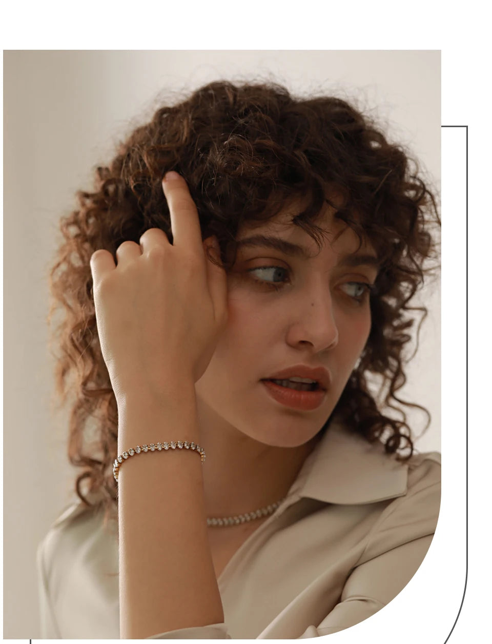Cubic zirconia geometric necklace in gold-plated stainless steel with cubic zirconia.