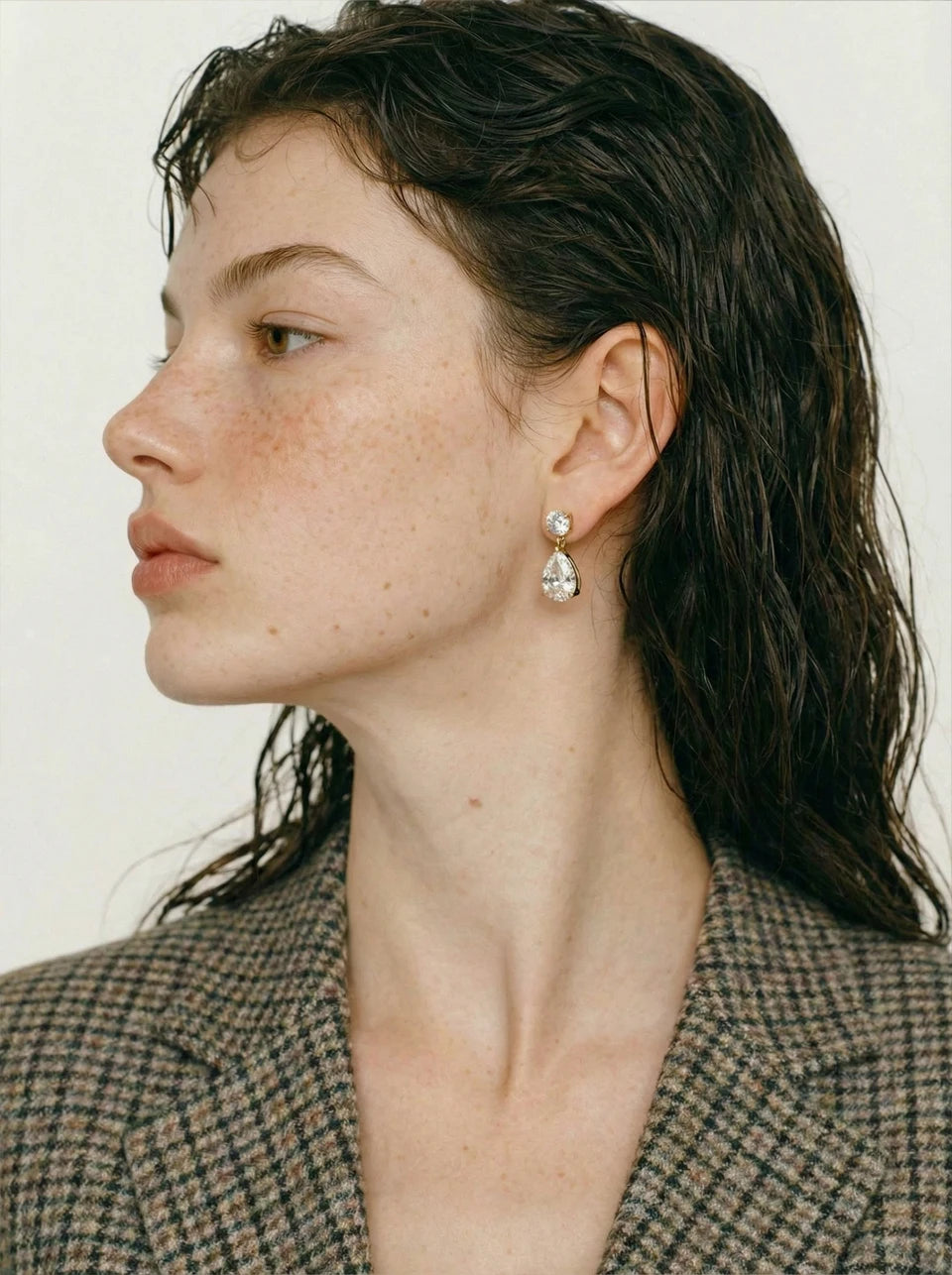 Cubic zirconia geometric earrings in gold-plated stainless steel with cubic zirconia.