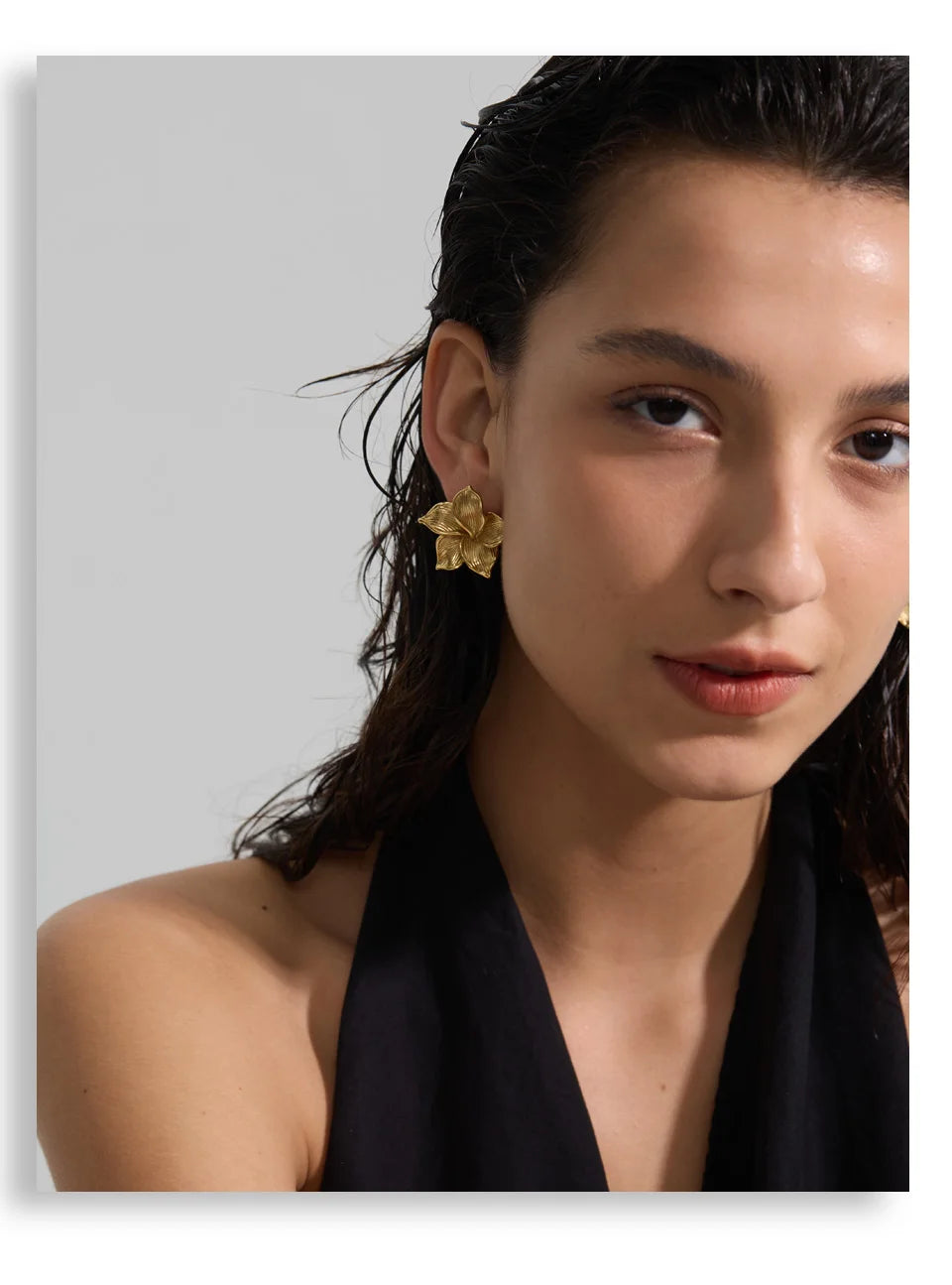 Flower earrings in gold-plated stainless steel.