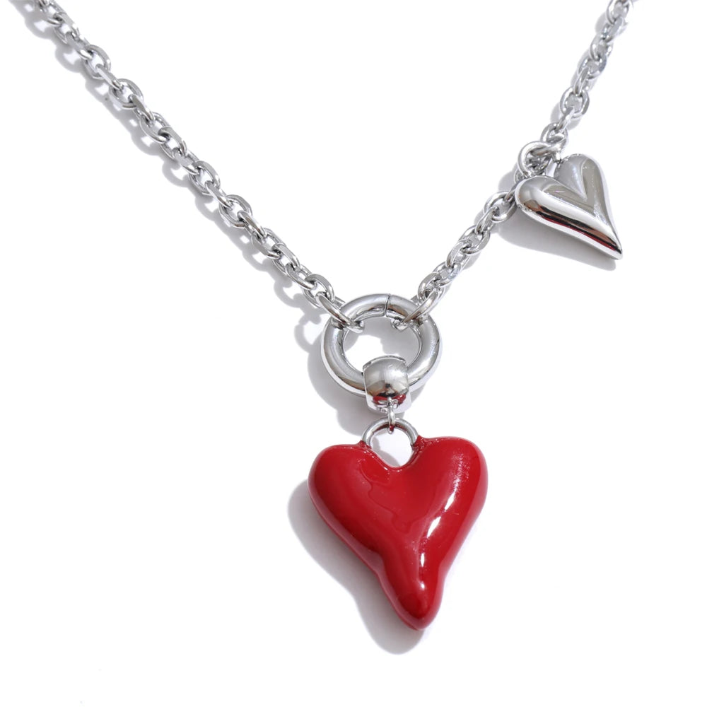 Enamel heart necklace in gold-plated stainless steel with enamel.
