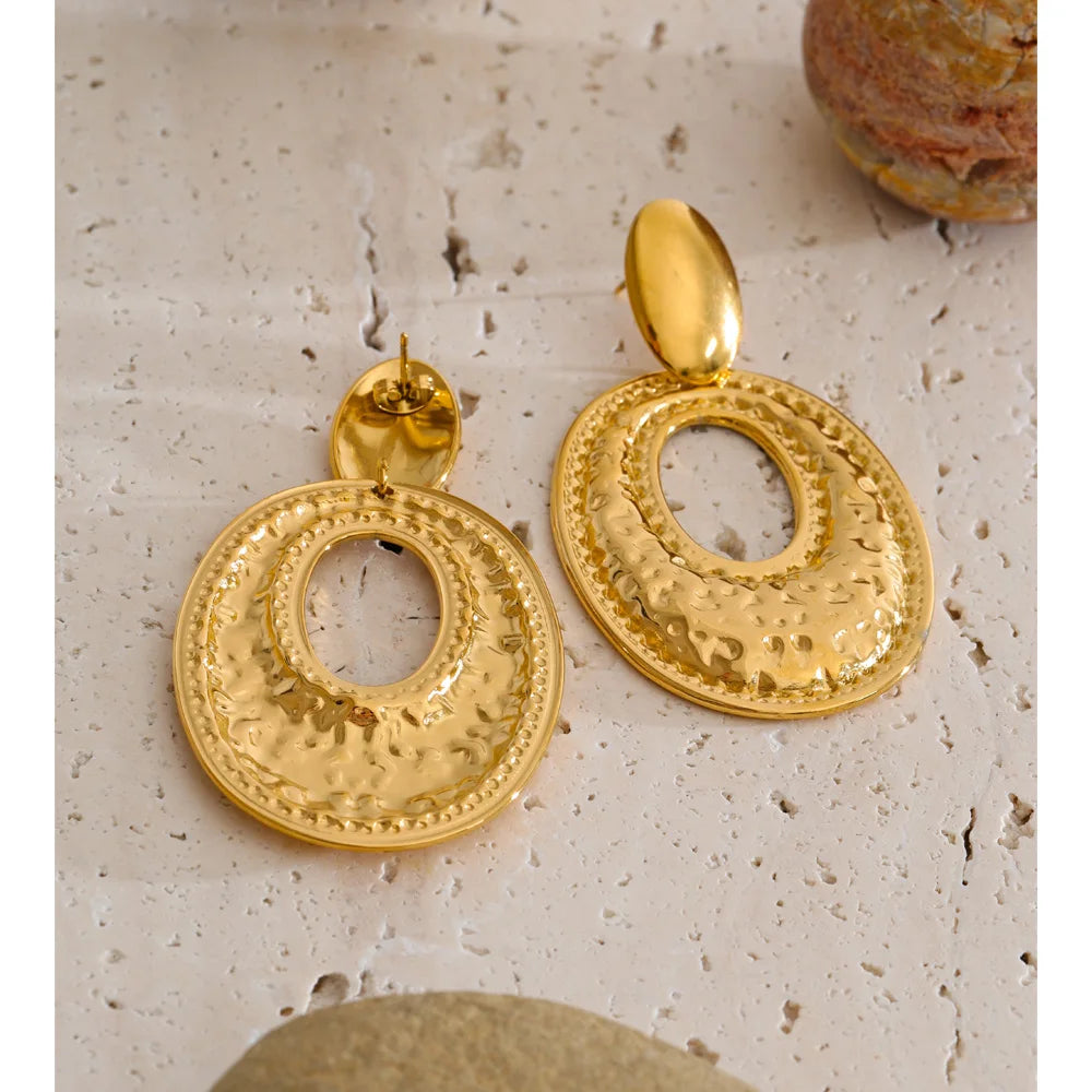 Geometric earrings in gold-plated stainless steel.