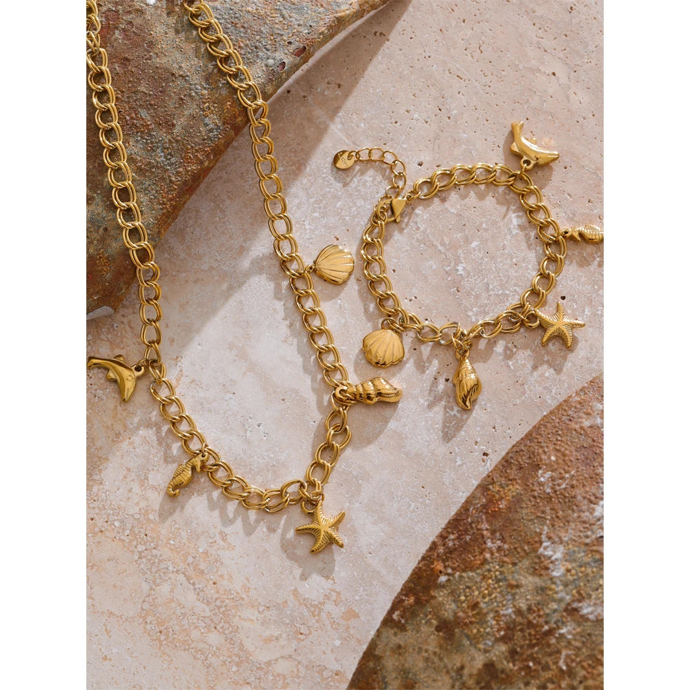 Shell star geometric necklace in gold-plated stainless steel with shell.