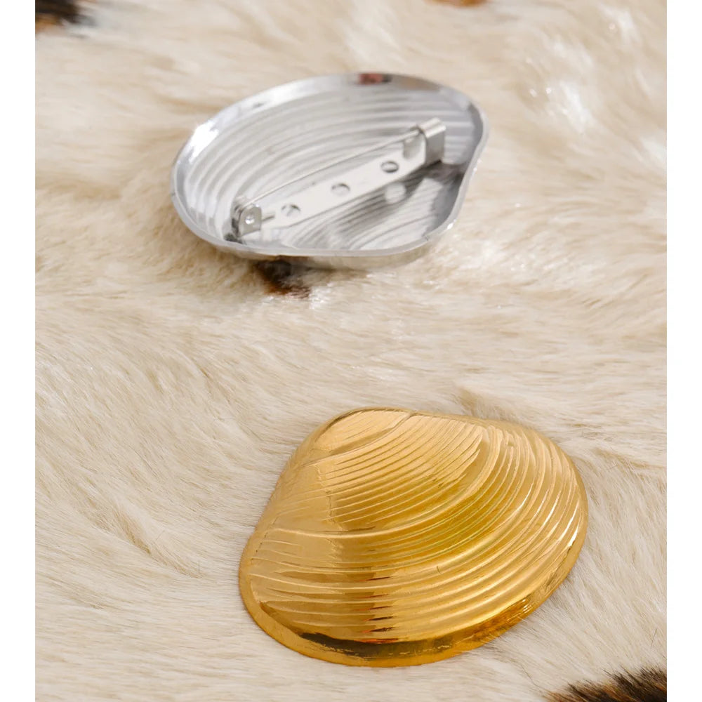 Shell geometric brooch in gold-plated stainless steel with shell.