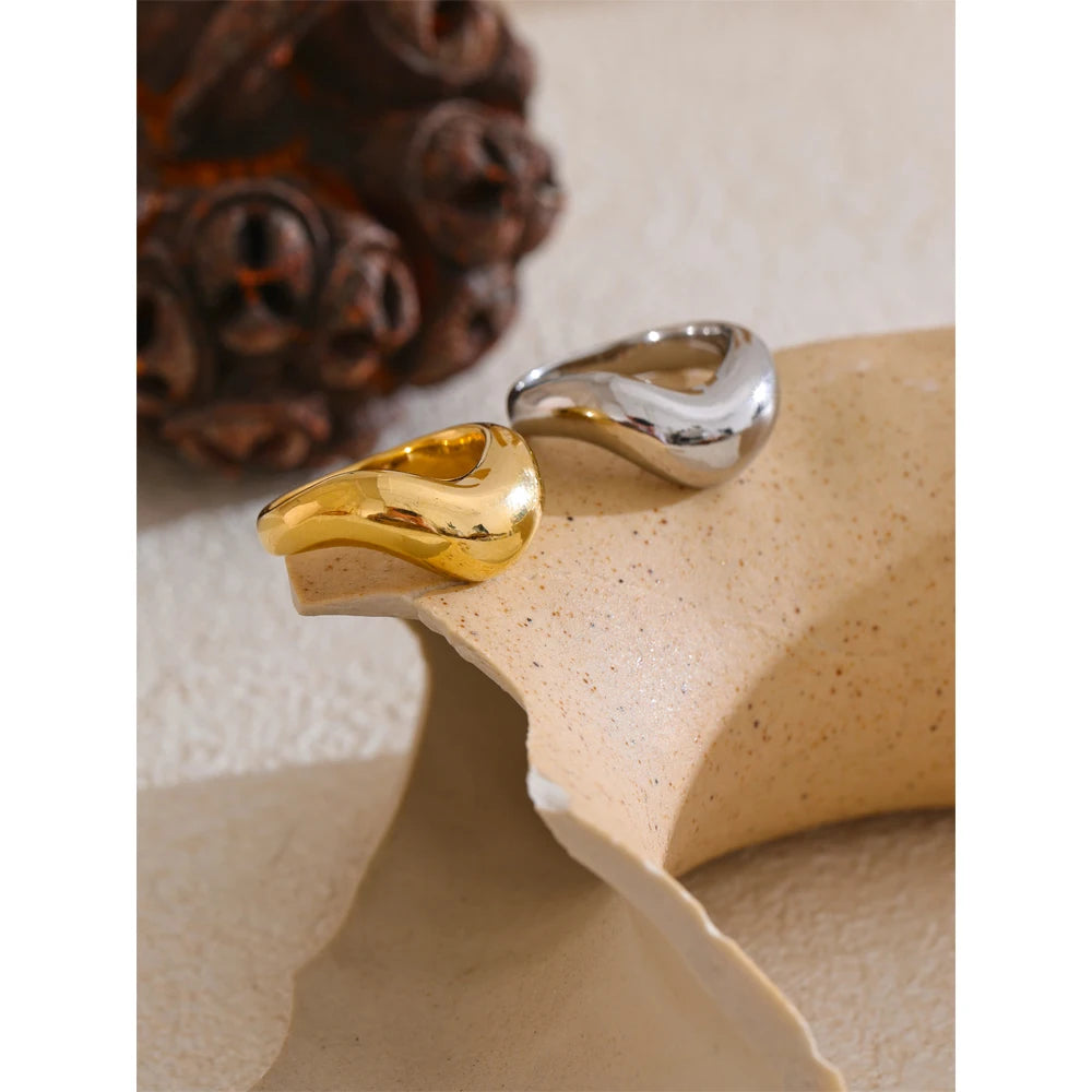 Minimalist geometric ring in 18K gold-plated stainless steel.