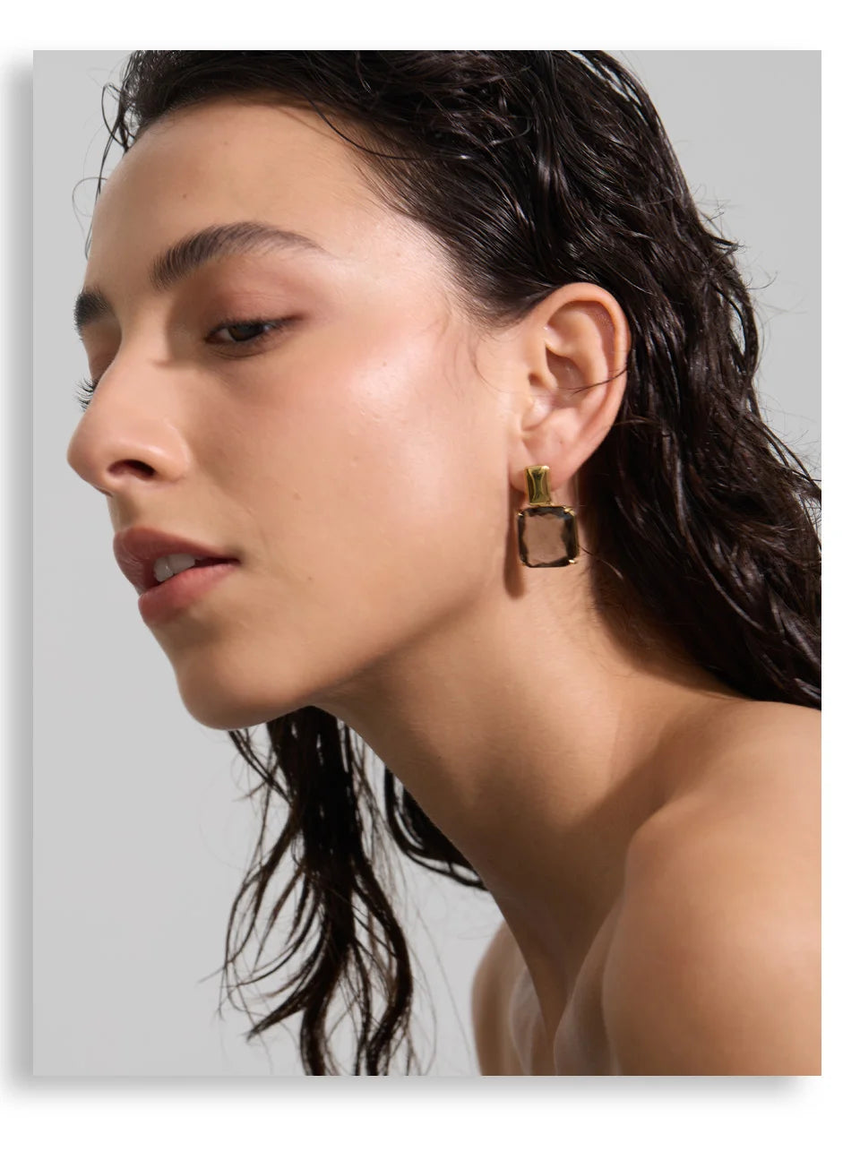Cubic zirconia geometric earrings in gold-plated stainless steel with cubic zirconia.