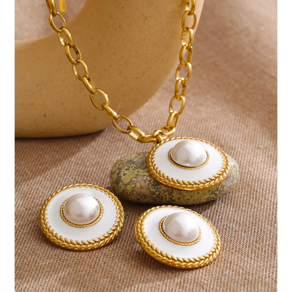 Pearl coin geometric earrings in gold-plated stainless steel with pearl.
