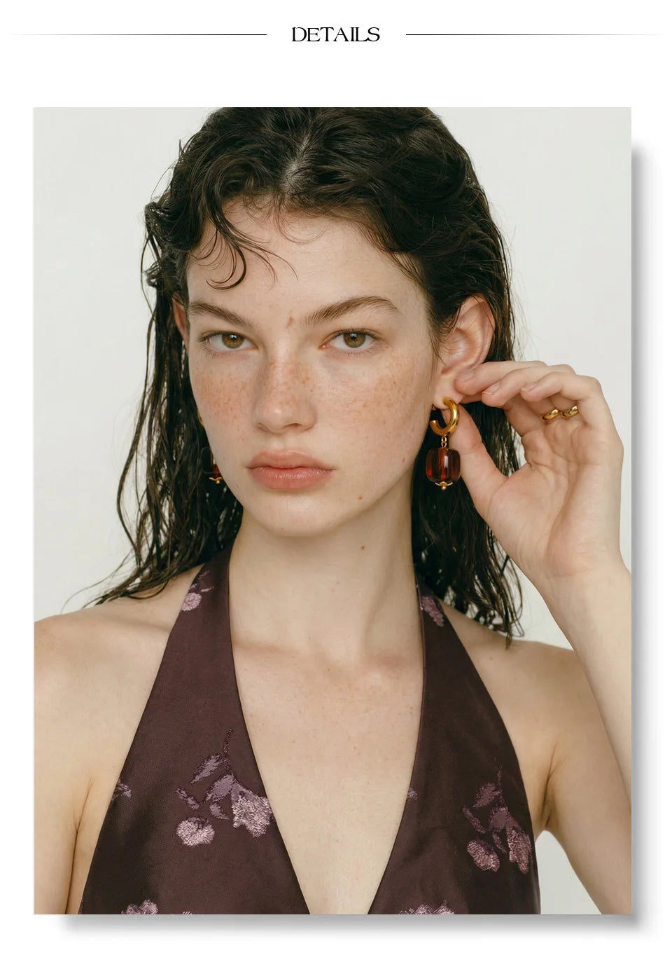 Resin acrylic geometric earrings in gold-plated stainless steel with resin and acrylic.
