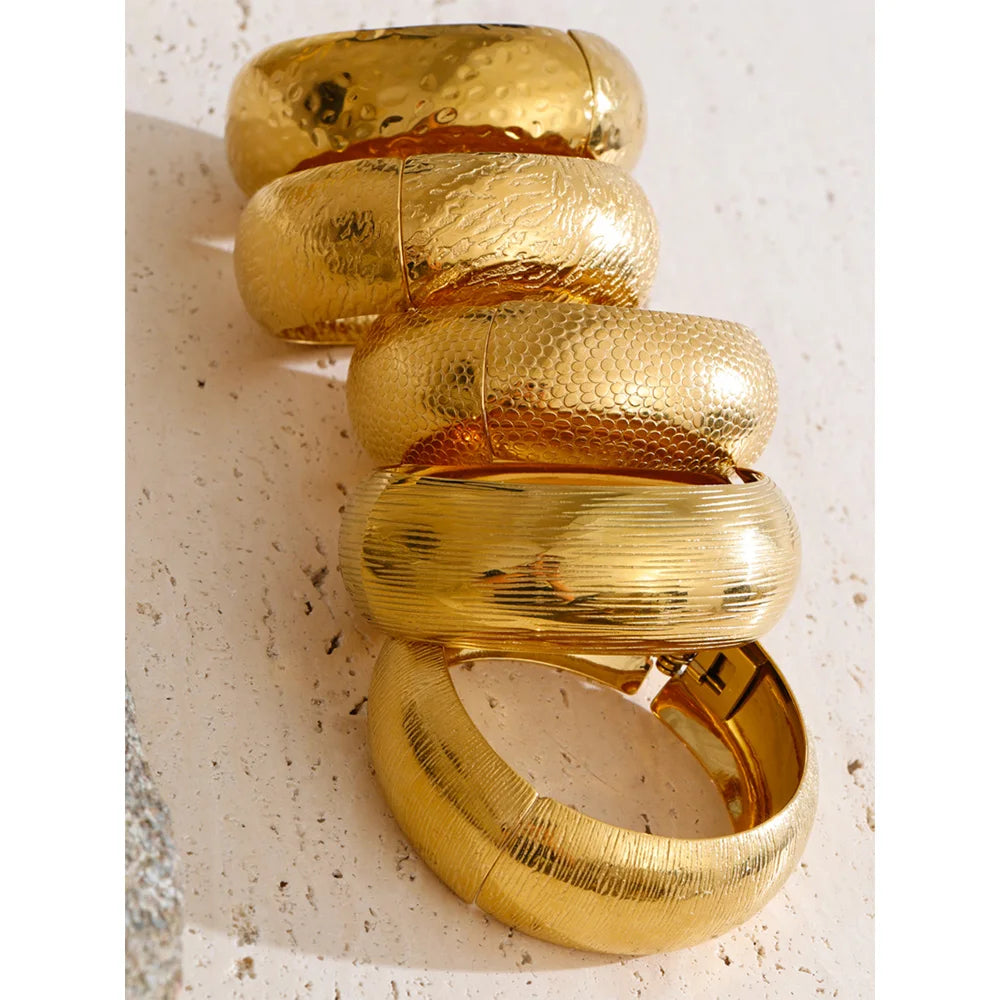Hammered geometric bracelet in gold-plated stainless steel.