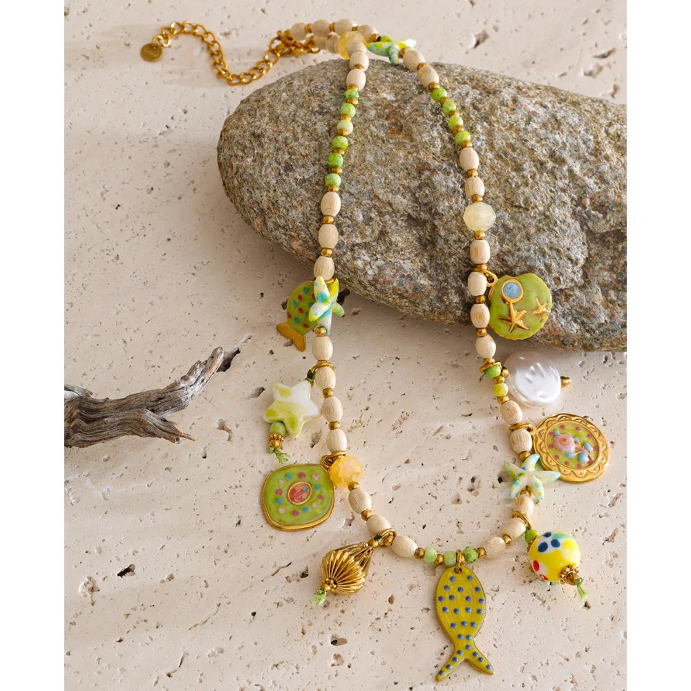Resin star geometric necklace in gold-plated stainless steel with resin.
